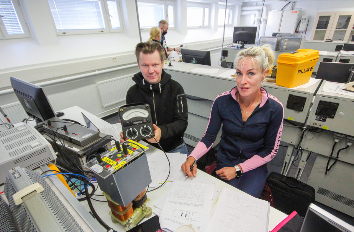 Mika Töttö ja Mari Suomalainen  opiskelevat sähkö- ja automaatio- insinööreiksi työn ohessa. Sähkö- laboratoriossa käydään Mikkelissä.