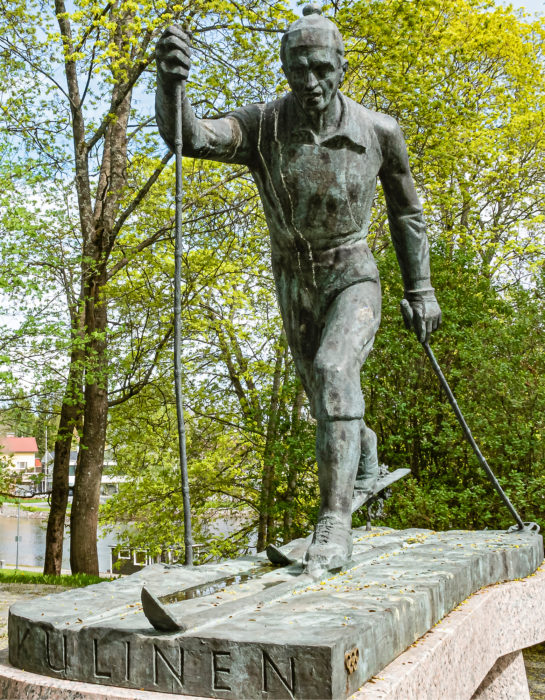 Olympiavoittaja Veikko Hakulinen hiihtää nykyään patsaana kaupungin keskustassa.