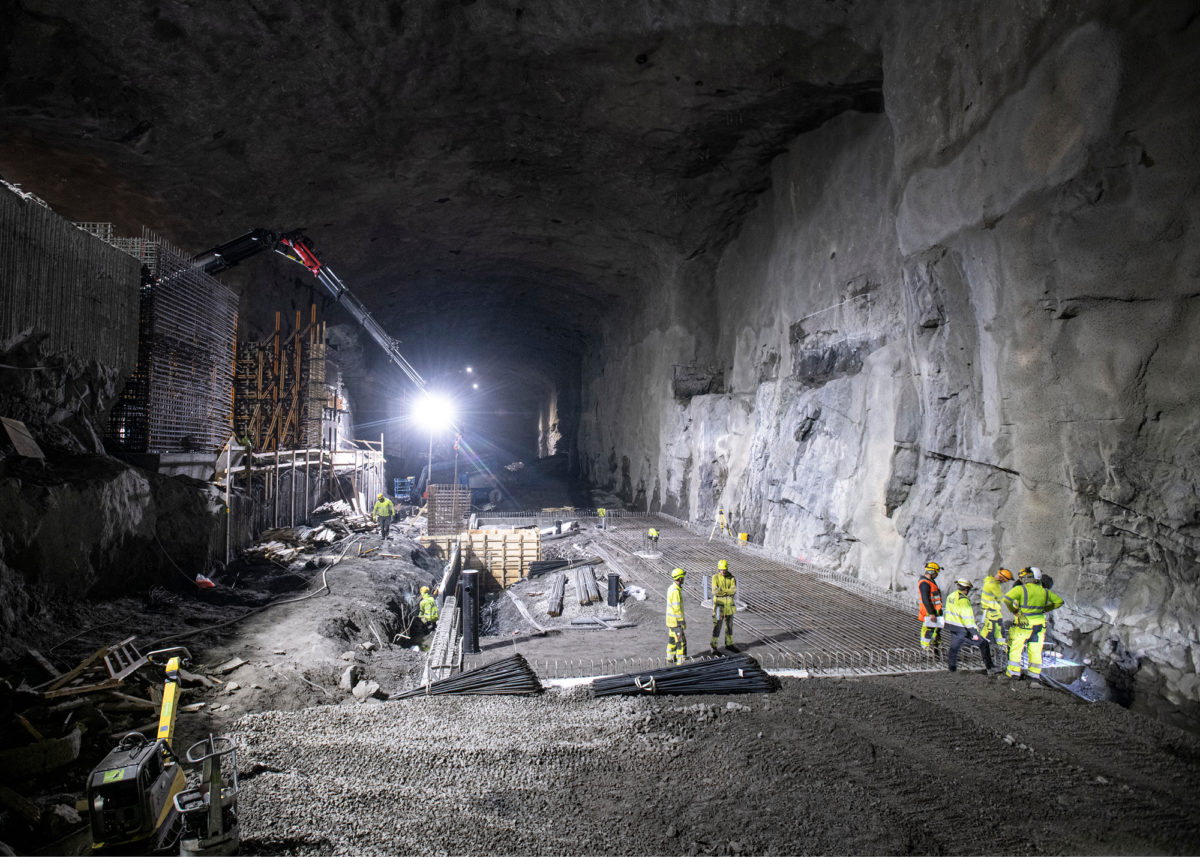 Sulkavuoren luolastossa työt ovat keskittyneet louhintojen jälkeen raudoitus- ja betonitöihin.