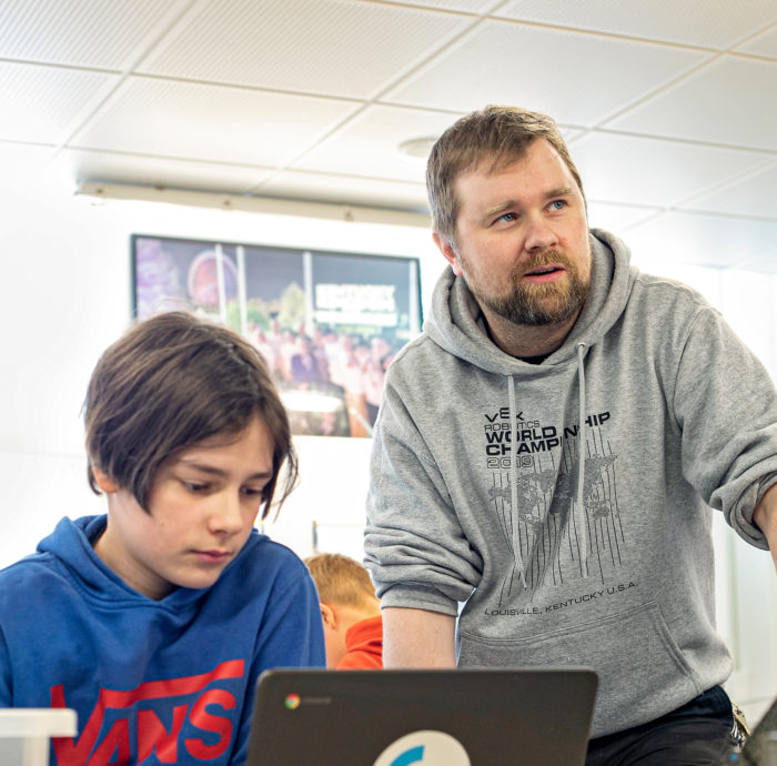 Opettaja Eero Kortelahti tukee oppilaita esimerkiksi ohjelmoinnissa.