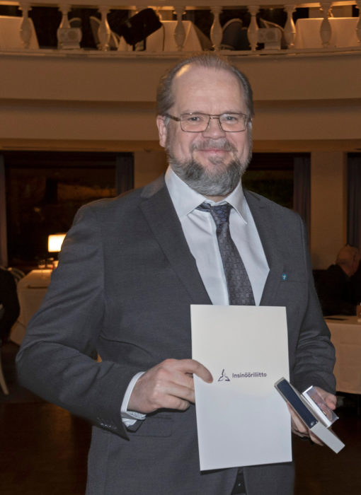 Tietoalan puheenjohtaja Jyrki Kopperi sai tilaisuudessa Insinööriliiton kultaisen ansiomerkin.