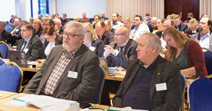 Kokouksessa oli mukana toista sataa osallistujaa, muun muassa varsinaisia ja varaedustajia sekä tarkkailijoita. Etualalla istuvat kunniajäsenet Risto Heino (vas.) ja Pekka Laakso.