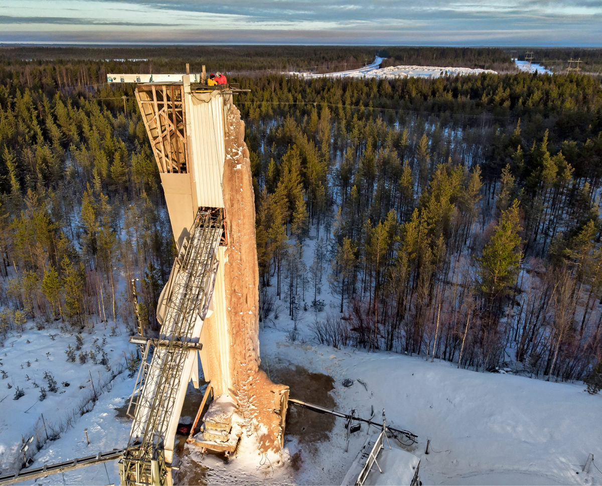 Oulun jääkiipeilytorni on erikoinen näky keskellä tasaista seutua.