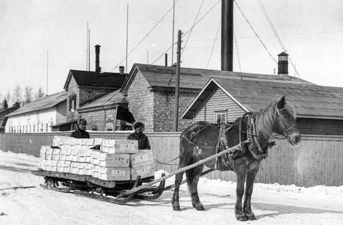 Jatkosodan aikana tehtaan tuotteet kulkivat hevoskyydillä.