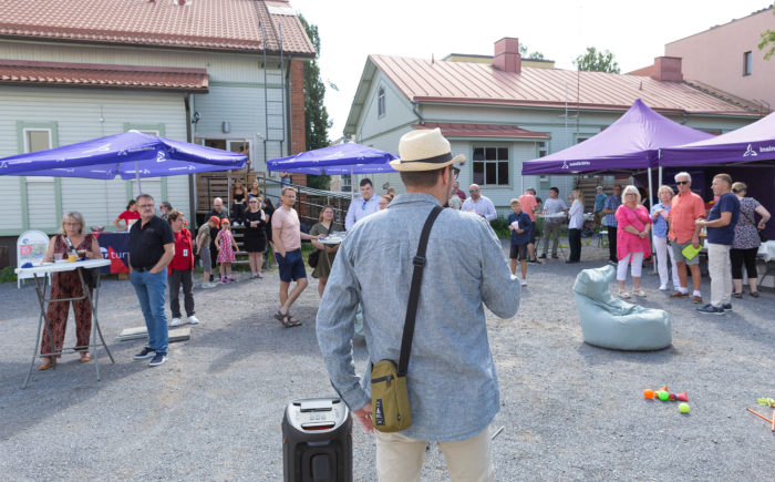 Kuopiossa herkuttelun ohessa maisteltiin myös viinejä, kun kesäkaravaani oli paikkakunnalla viinifestivaalien yhteydessä. Kuva: Janne Luotola