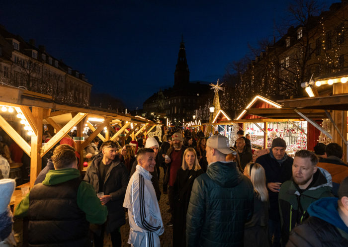 Joulumarkkinat vetävät väkeä Kööpenhaminassa.