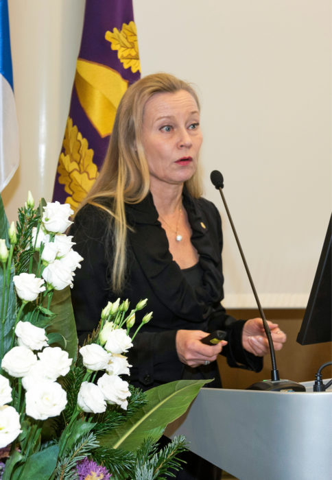 Akavan puheenjohtaja Maria Löfgren toi keskusjärjestön terveiset.