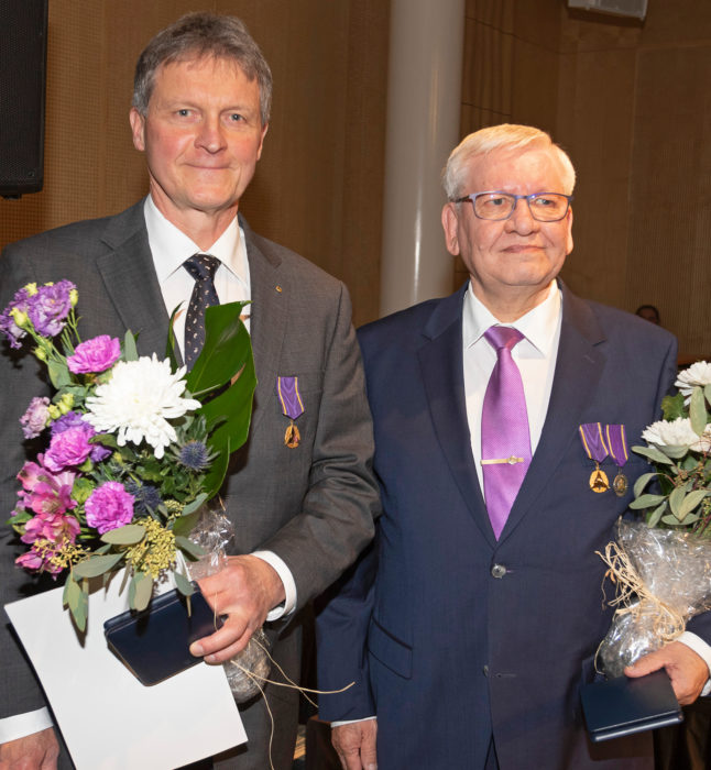 Edustajakokouksen yhteydessä kukitettiin uudet kunniajäsenet Stig Landén (oik.) ja Pekka Liimatainen, kumpikin julkisen sektorin edustajia Turun seudulta.