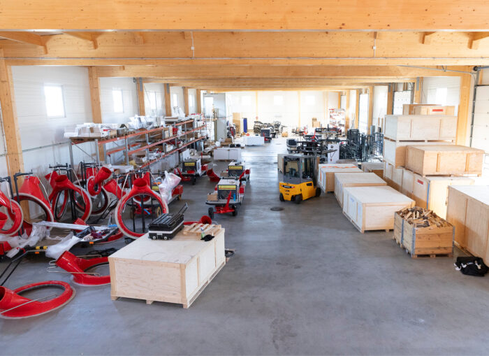 Tuotantotiloissa odottavat punaiset rinkulat ovat suihkumoottoreiden adaptereita, ja niiden takana näkyvät kärryt ovat jäähdytysjärjestelmiä.