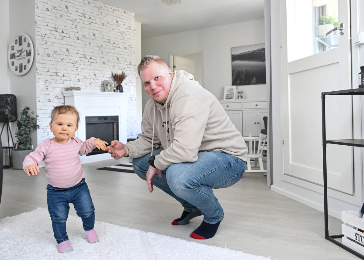 Janne Juujärvi seurasi kevään aikana muun muassa Linnea-tyttären ensiaskelia myös arkipäivisin.
