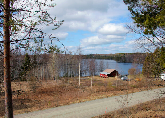 Pohjois-Karjalaa halkovat vaarat, järvet ja hiekkatiet, niin myös Tuupovaaran Saaroisessa.
