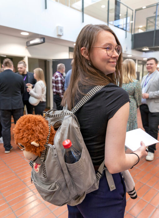 Heini Pesonen ja repussa kulkeva Miro-apina osallistuvat edustajakokoukseen. Miro on kuulemma sijaistanut usein Oulun Insinööriopiskelijoiden varapuheenjohtaja Kasperi Sänkiniemeä.