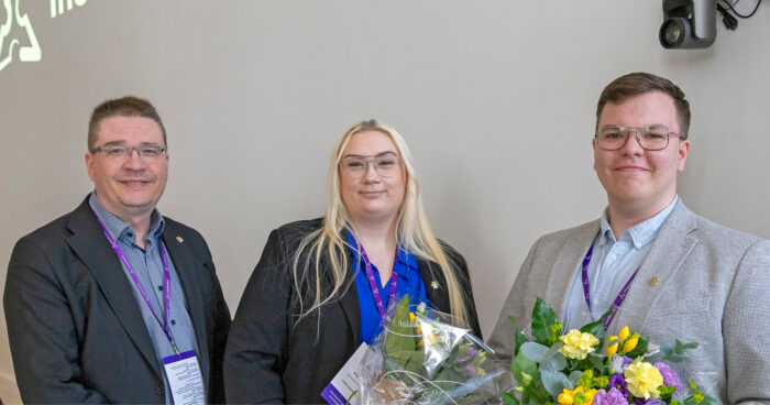 Samu Salo kukitti hallituksen vastavalitut jäsenet Pinja Nykäsen ja Kasper Laaksosen (oik.), jotka edustavat Insinööriopiskelijaliittoa.