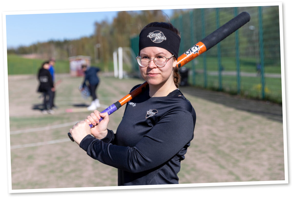 Saana Lappalainen harjoittelee lyöntiä Olarin pesäpallokentällä.