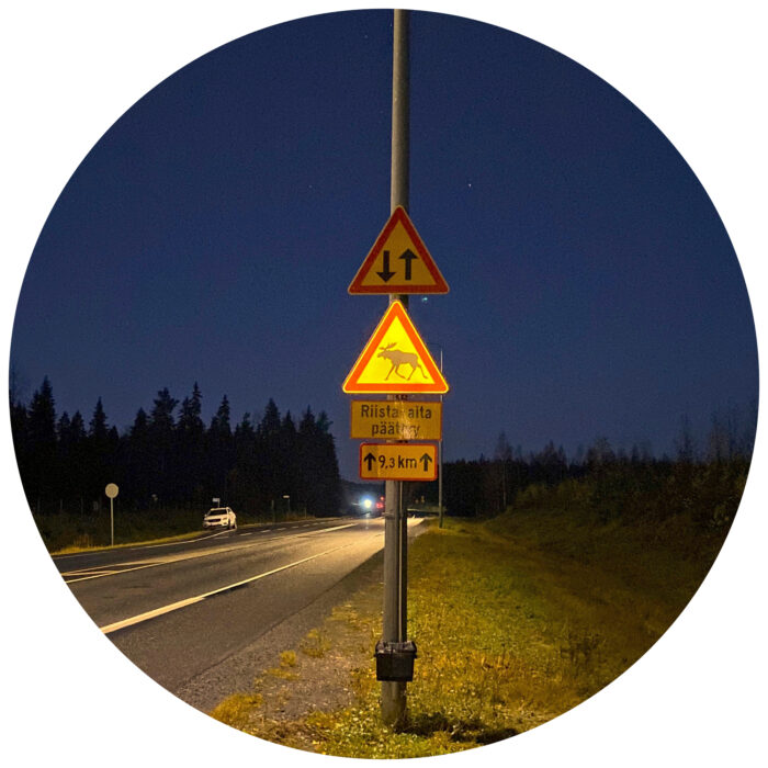 Riistavaroitusmerkki loistaa hämärällä.