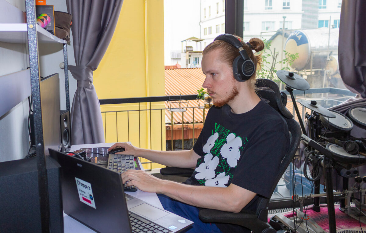 Joonas Aaltonen ty&ouml;skentelee kotoaan, jossa vallitsee ulkol&auml;mp&ouml;tila.