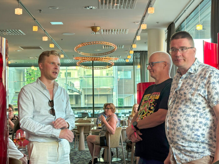 Kuninkuusravietkoilla jäsenet saivat Oulussa tietoiskun raveista, hevosten hyvinvoinnista ja raviammattilaisten arjesta maan eturivin huippuohjastajiin kuuluvalta Olli Koivuselta (vas.). Puheenjohtaja Samu Salo ja viestintäpäällikkö Jari Rauhamäki haastattelivat turkulaisohjastajaa.