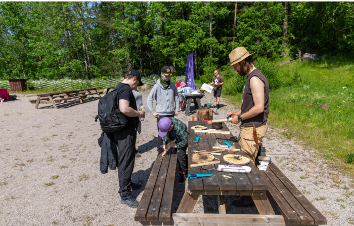 Espoon Nuuksiossa opeteltiin tulentekoa erilaisilla apuvälineillä.