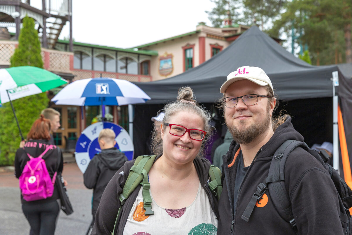 Lotta Haapala ja Immanuel Gr&ouml;nlund k&auml;viv&auml;t Powerpark-huvipuistossa parin lapsen kanssa ja piipahtivat liiton teltalla.