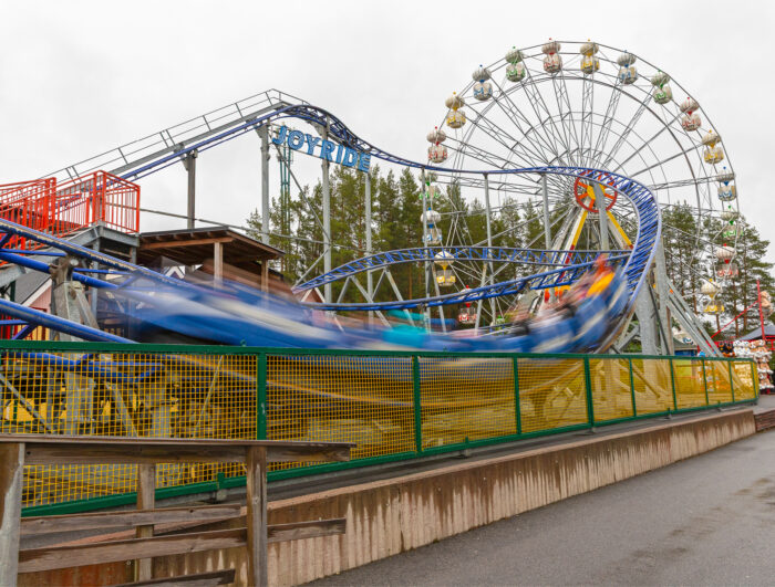 Joyride-vuoristorataan pääsivät kaikki yli 120-senttiset huvipuistovieraat Powerparkissa. Pienet vieraat olivat kaikista sitkeimpiä laitteissa kävijöitä, kun sade yltyi.