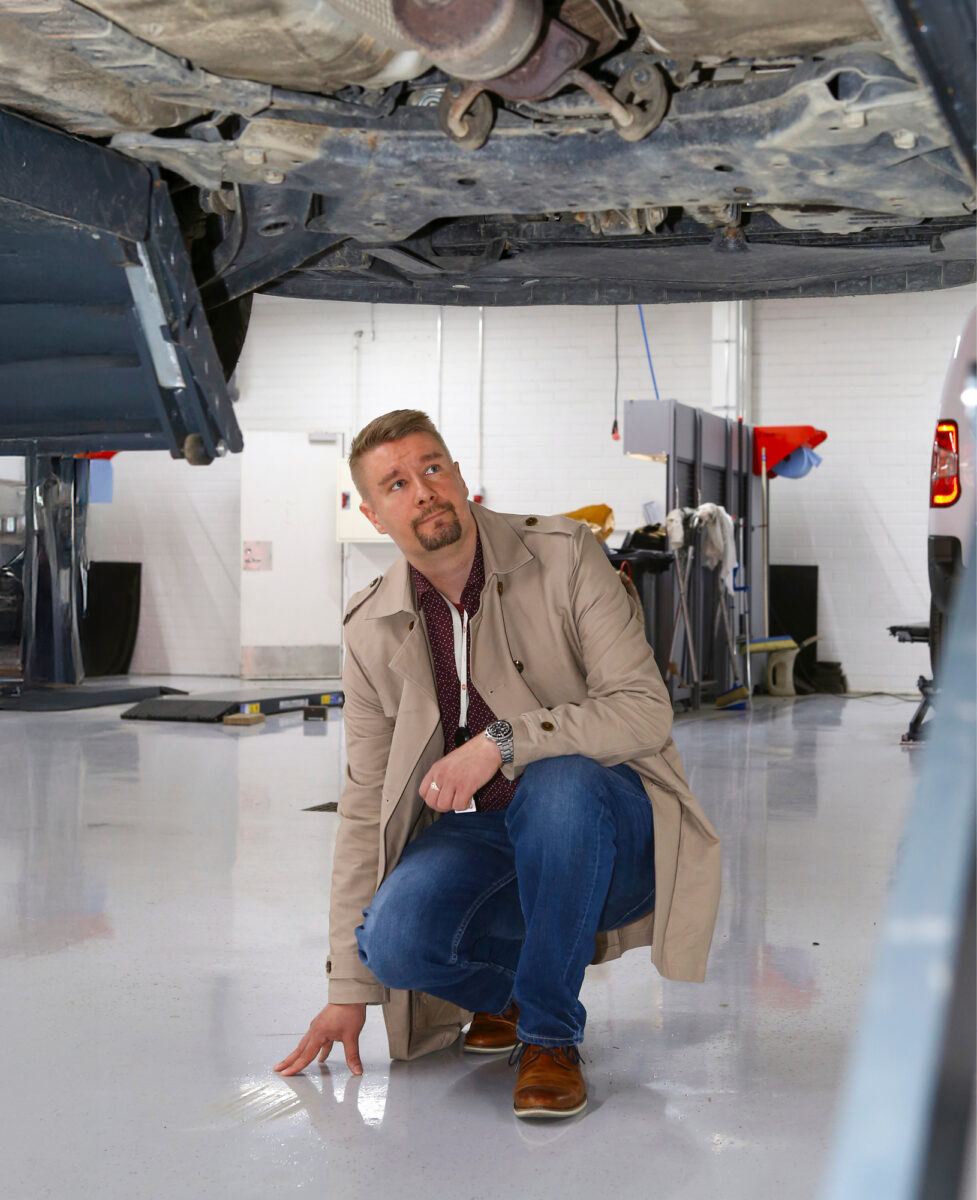 Miika Haapala vertaa työtään salapoliisin työhön, kun pitää esimerkiksi erottaa vanhoja vaurioita uusista.