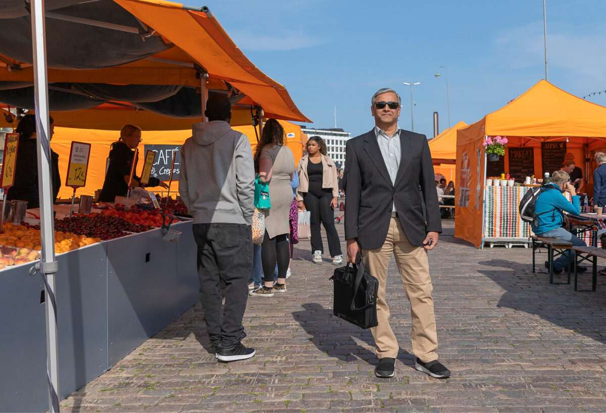 Shrikant Joshi kuulee Kauppatorin ohittaessaan paljon eri kieliä.