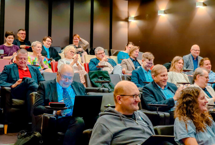 Insinööriliiton, Tradenomien ja OAJ:n vetämä keskustelu herätti innotusta yleisössä. .
