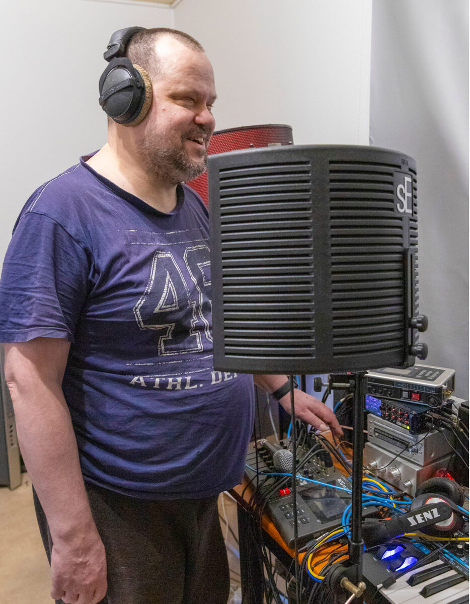 Markku Yli-Pentil&auml; rentoutuu tekem&auml;ll&auml; tarinoita Kuunnelma- radioon netiss&auml;.