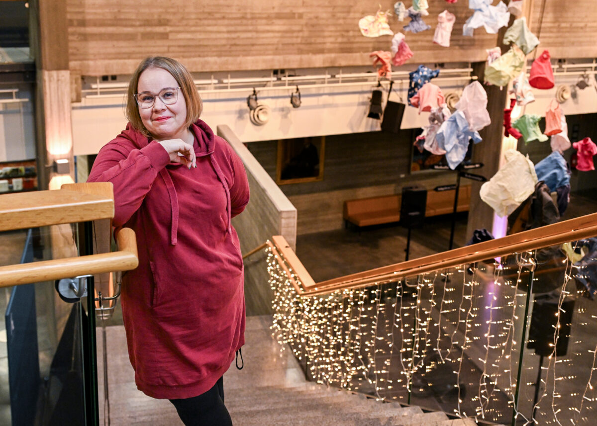 Renata Bagge kokee, ett&auml; h&auml;n on saanut hyv&auml;n ja varman ty&ouml;paikan Hyvink&auml;&auml;n kaupungilta. H&auml;net kuvattiin kaupungintalolla.