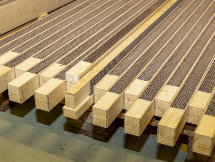 Sunnuntaihiihtäjän suksen rungon raaka-aine on aaltopahvista tehty kenno.