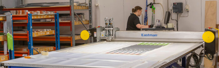 Suksien pintaväritys syntyy joko tehtaan  tulostimissa tai silkkipainossa.