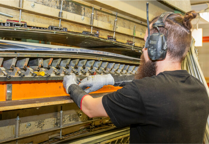 Suksen profiili syntyy puristimessa, jossa on yli kaksikymmentä säädettävää kiilaa.