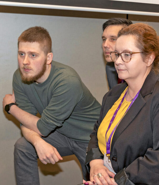 Ääntenlaskijat Joel Eeli (vas.), Mikko Tuomivirta ja Ulla-Maija Karjalainen tarkkailivat silmä kovana sähköisten äänestysten tilannetta.