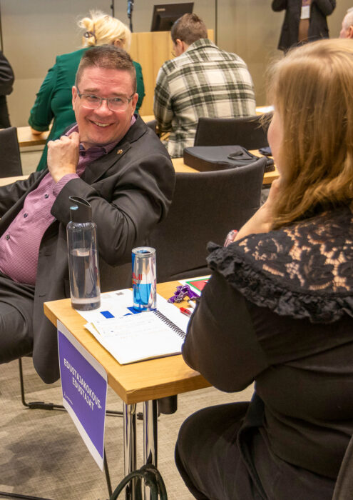 Puheenjohtaja Samu Salo sanoi, että edustajakokouksessa voi olla myös hauskaa, vaikka asialistalla on vakavia aiheita.