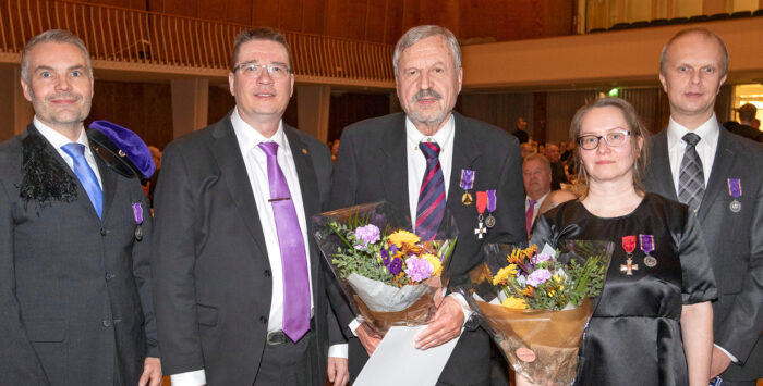 Edustajakokouksen illallisen yhteydessä varapuheenjohtaja Timo Härmälä (vas.) ja Samu Salo hoitivat rutiinilla Johanna ja Timo Kinnusen (oik.) sekä Veijo Sundqvistin muistamisen.