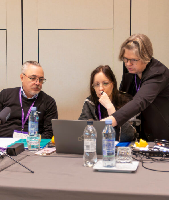 Insinööriliiton kokouksen sihteerit Tomi Saari, Tanja Mäkynen ja Kati Hallikainen (oik.) kävivät läpi kokouksen kulkua tarkkaan.