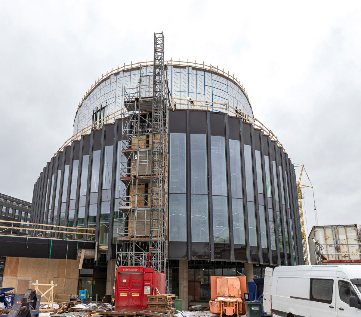 Fuugasta tulee Turun maamerkki Aurajoen rannalle. Edess&auml; n&auml;kyy l&auml;mpi&ouml;, jonka takaa kohoaa suuren salin katto.