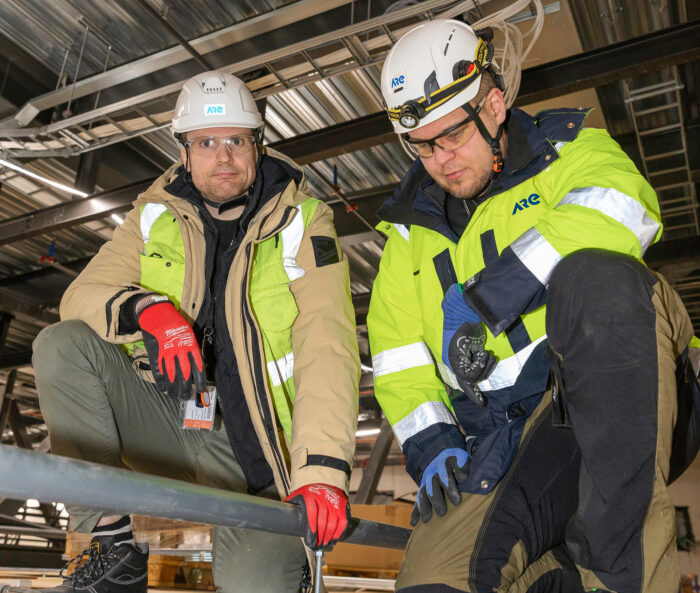 Jesse Rehn ja Juha Laine  tarkastelevat ison salin sisäkattoon tehtyä huoltoaukkoa.