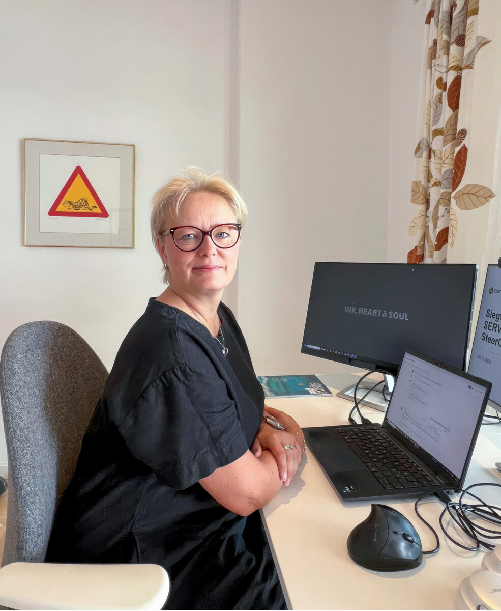 Terhi Forsvall on remontoinut kotiinsa et&auml;ty&ouml;huoneen, jonka oven h&auml;n sulkee vapaalle vaihtaessaan.