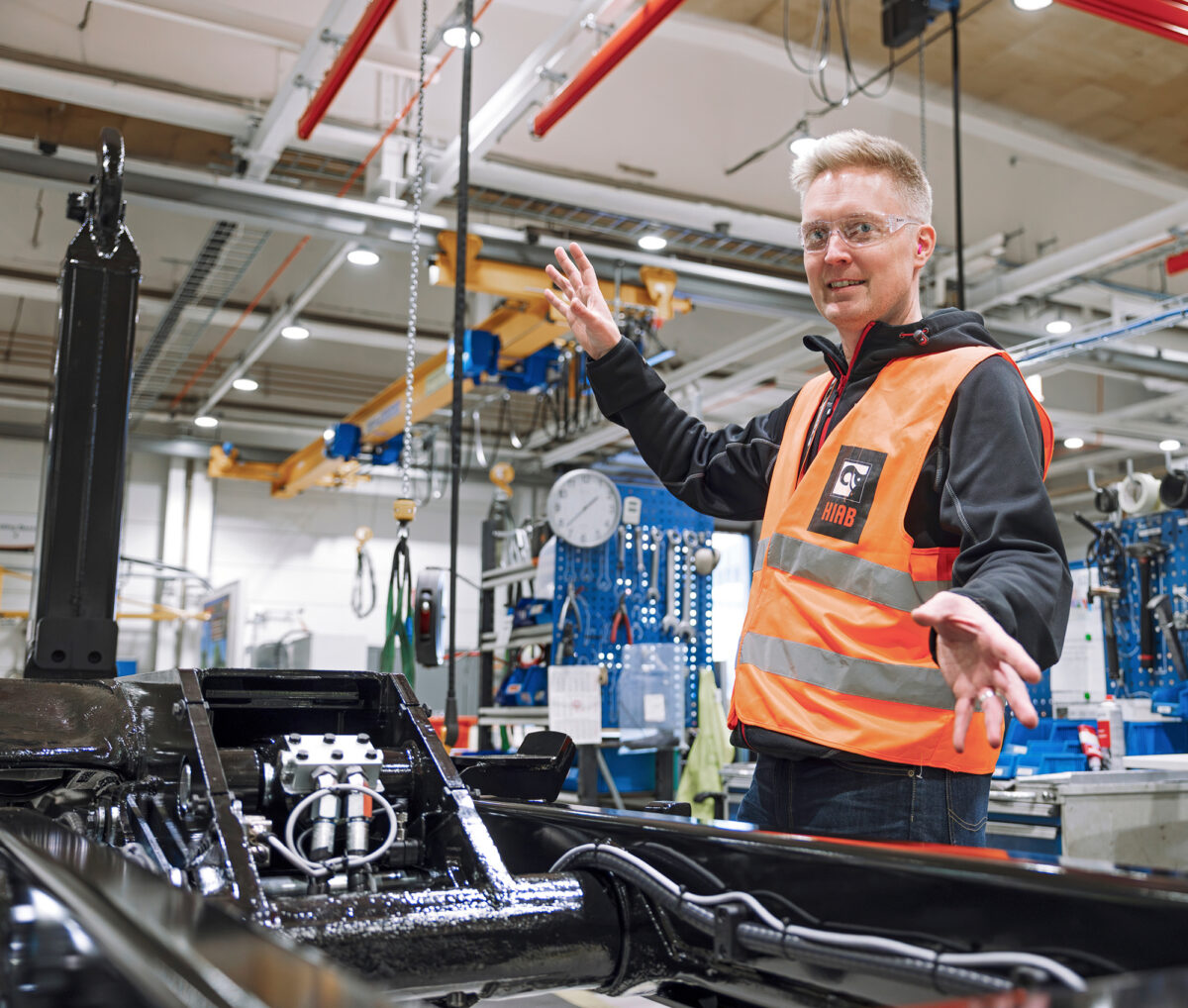 Jussi Peltoniemen mukaan vaihtolavalaitteisiin on tulossa automatiikkaa, joka ohjaa kuljettajan peruuttamaan juuri oikeaan nostopaikkaan.