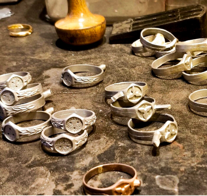 Yhden insinöörisormuksen valmistaminen vie aikaa. YAMK-sormukset odottavat merkin juottamista.