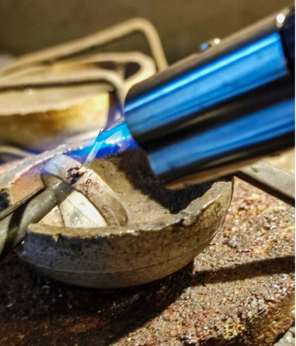 Kultaseppä muokkaa sormuksen koon käyttäjälleen sopivaksi.