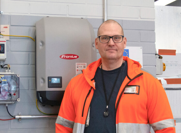 Sampo Seppälä esittelee järjestelmää, jossa on mittausmahdollisuus paneelikentille. Opiskelijan pitää päätellä taustatietojen perusteella, montako paneelia kentissä on.