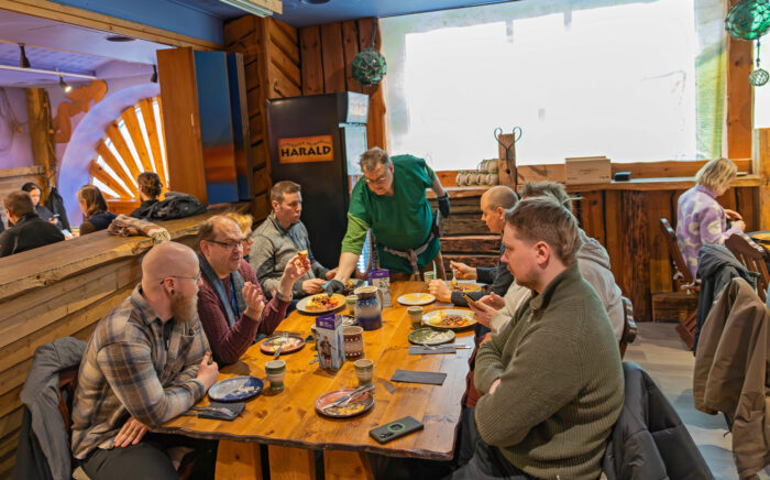 Talvikiertueen lounasannos tuodaan pöytään saakka.