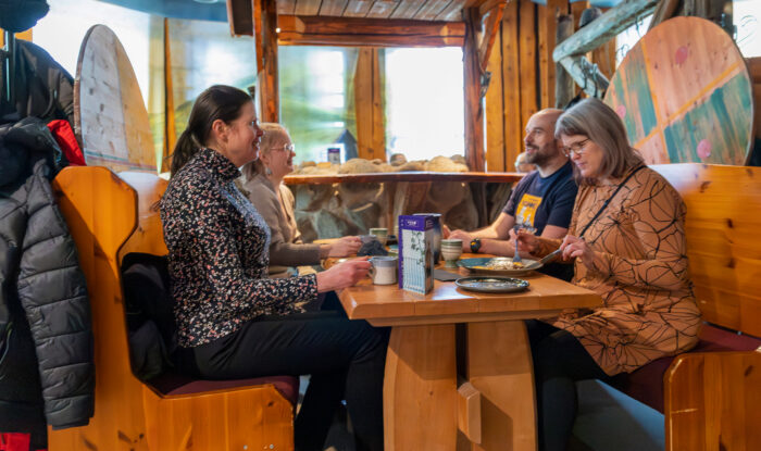 Sanna Seppi (takana vasemmalla), Ari Mäkelä, Anu Lehtisalo ja Elina Ilola nauttivat toisten insinöörien seurasta.