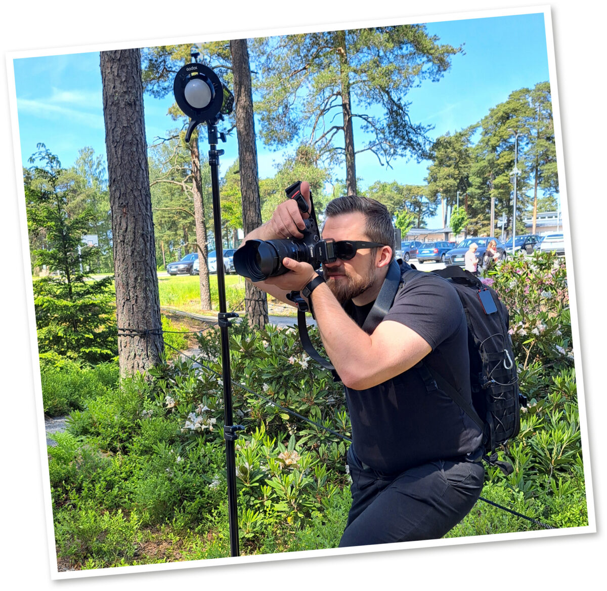 Erik-Mikael Telkki kuvaa puolisonsa ja esikoistytt&auml;rens&auml; kanssa kes&auml;tunnelmia.