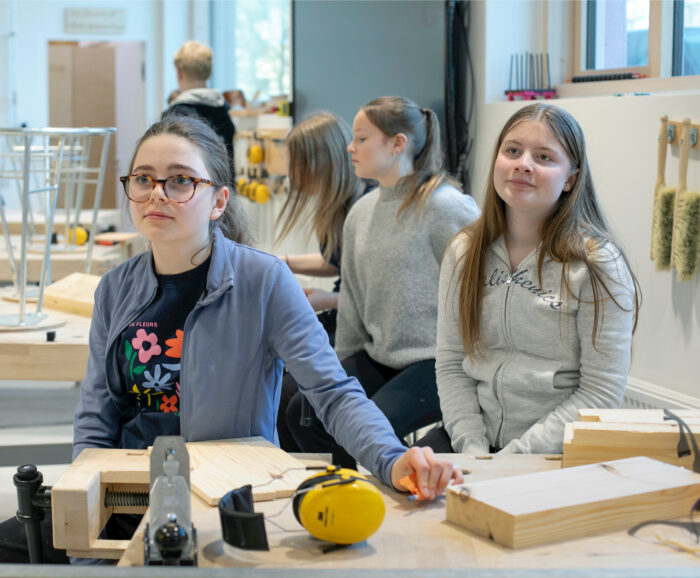 Seitsemäsluokkalaiset seuraavat opetusta.