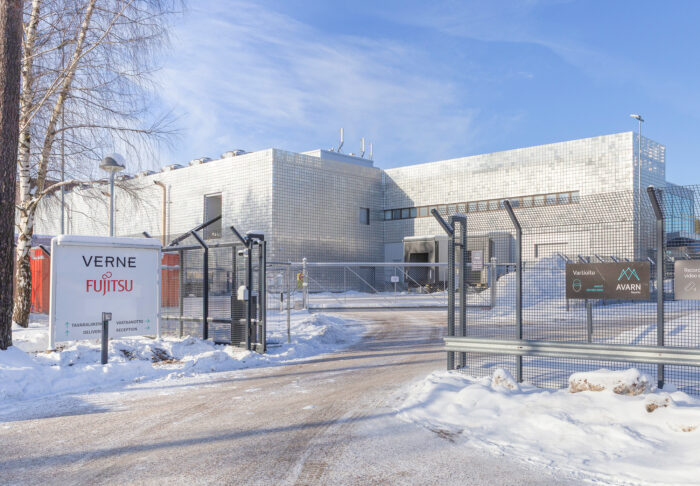 Vernen datakeskus sijaitsee Vantaalla. Valmiin julkisivun takana on käynnissä laajennusosan työmaa.