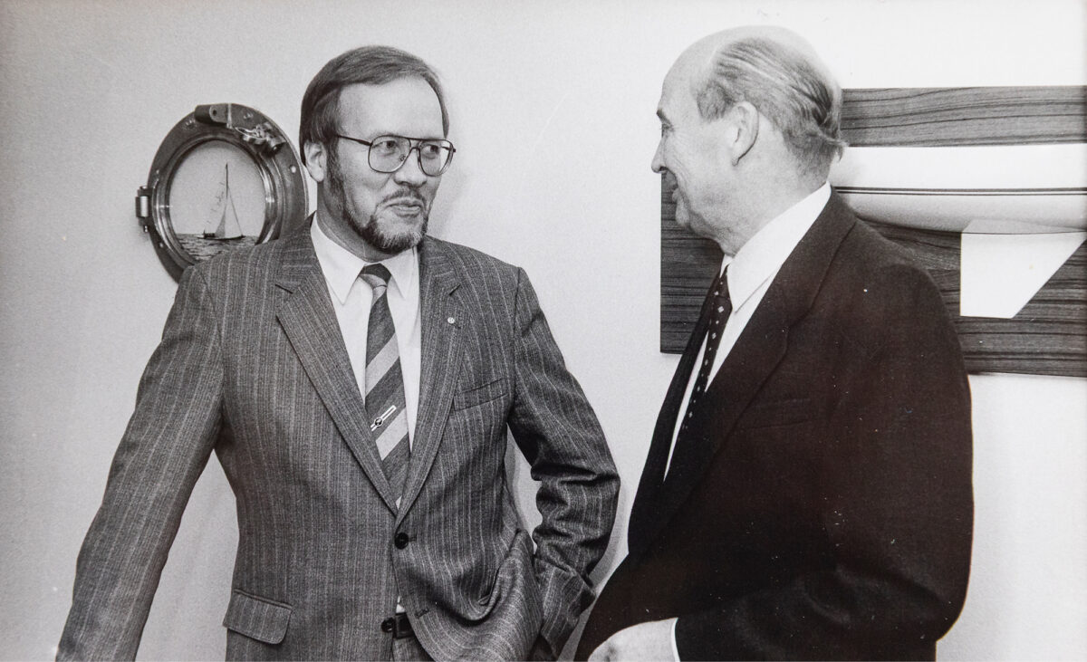 Harri Savolainen (vas.) valittiin liiton puheen- johtajaksi kesken kauden Oiva Koistisen j&auml;lkeen. Silloiset varapuheenjohtajat keskustelivat 1970-luvulla.