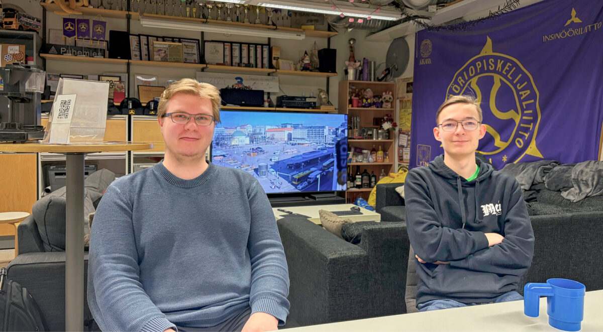 Anton L&ouml;fund (vas.) ja Tatu Lauren ovat hakeneet oman alansa kes&auml;t&ouml;it&auml;.